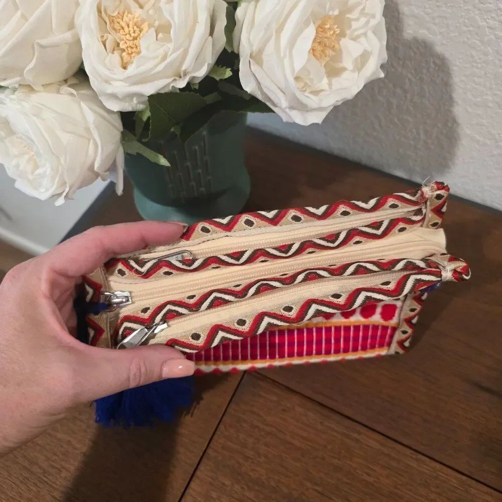 Jen & Co Emberlyn Triangular Pouch - Picture 4 of 6
